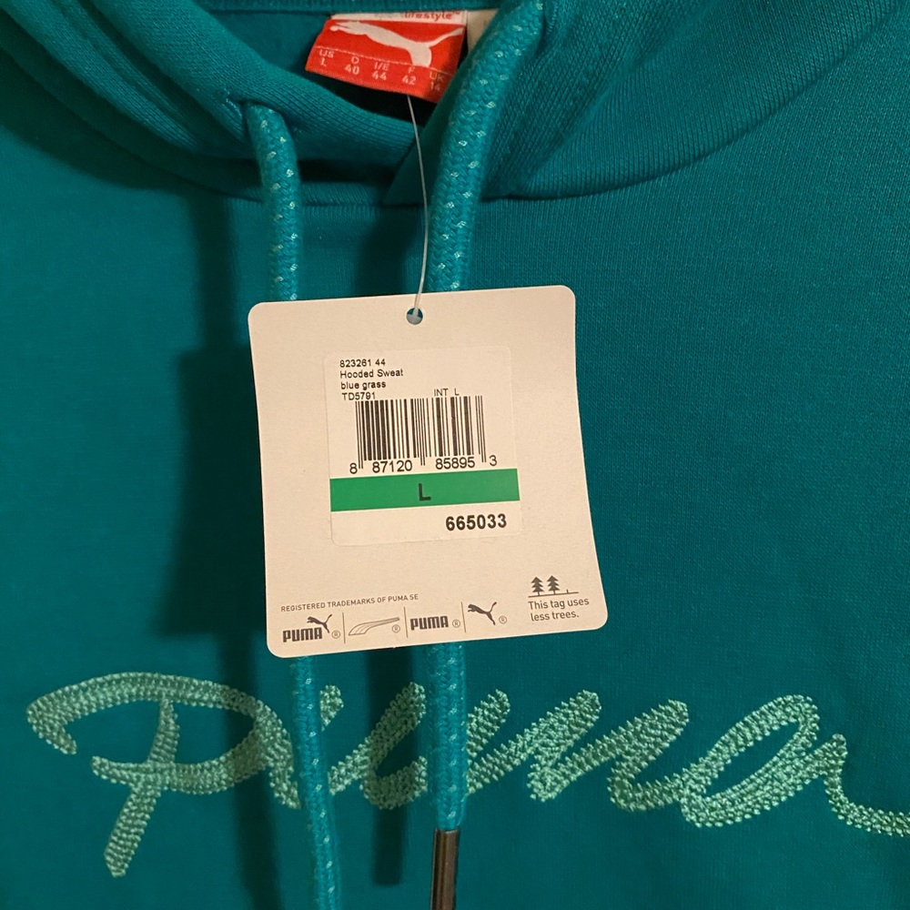 New L woman’s Puma hoodie sweatshirt green/bluish color. Pocket